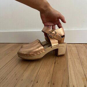 Bryr Closed Toe Metallic Clog with Ankle Strap Size 36